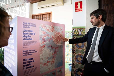 El ministro de Cultura, Ernest Urtasun, durante la visita a uno de los espacios culturales afectados por la DANA
