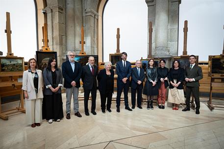 El minsitro de Cultura, en el acto de restitución a los herederos de Pedro Rico los cuadros no devueltos por la dictadura