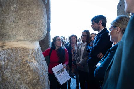 El ministro de Cultura, Ernest Urtasun, durante su visita a las murallas de Toledo