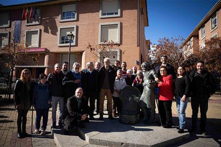El ministro de Cultura, Ernest Urtasun, junto a los vecinos de Orcasitas 