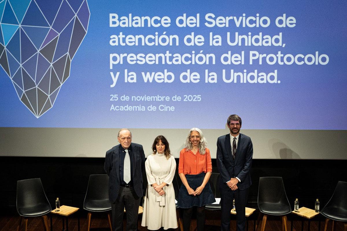 El Ministerio de Cultura, Ernest Urtasun, en el escenario, en el acto de presentación del primer año de balance de la Unidad