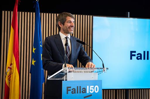 El ministro Urtasun, durante la presentacion del programa de conmemoración del 150 aniversario del nacimiento de Falla