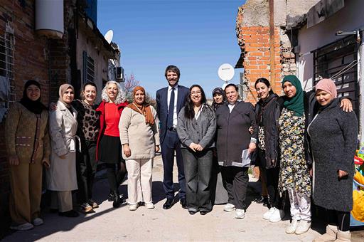 El ministro de Cultura, Ernest Urtasun, junto a un grupo de vecinos de La Cañada Real (Madrid)