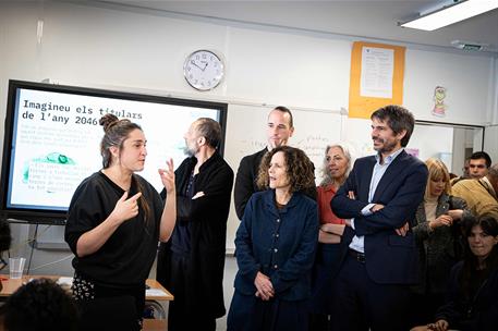 El ministro de Cultura, Ernest Urtasun, durante su visita al proyecto ‘Receptari Il·lustrat’