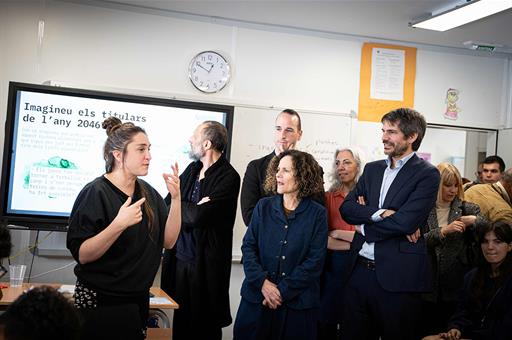 El ministro de Cultura, Ernest Urtasun, durante su visita al proyecto ‘Receptari Il·lustrat’