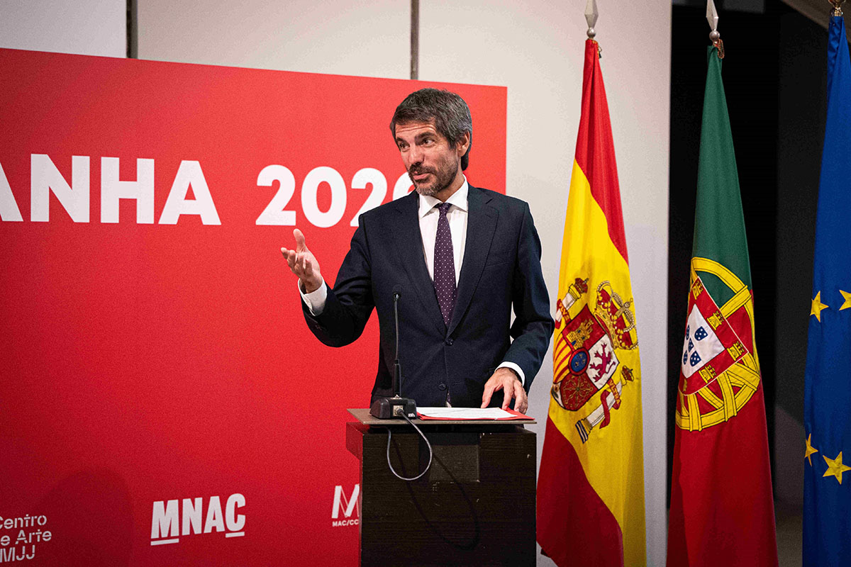 El ministro de Cultura, Ernest Urtasun, durante su intervención en la inauguración de la bienal Mostra Espanha en Lisboa