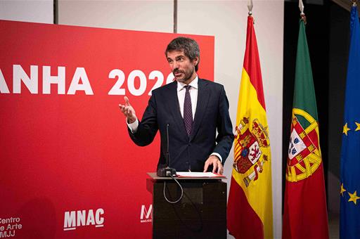 El ministro de Cultura, Ernest Urtasun, durante su intervención en la inauguración de la bienal Mostra Espanha en Lisboa
