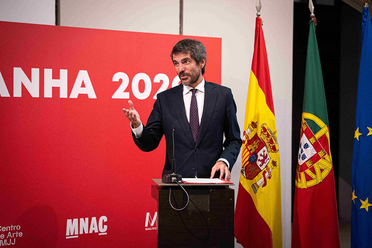 El ministro de Cultura, Ernest Urtasun, durante su intervención en la inauguración de la bienal Mostra Espanha en Lisboa