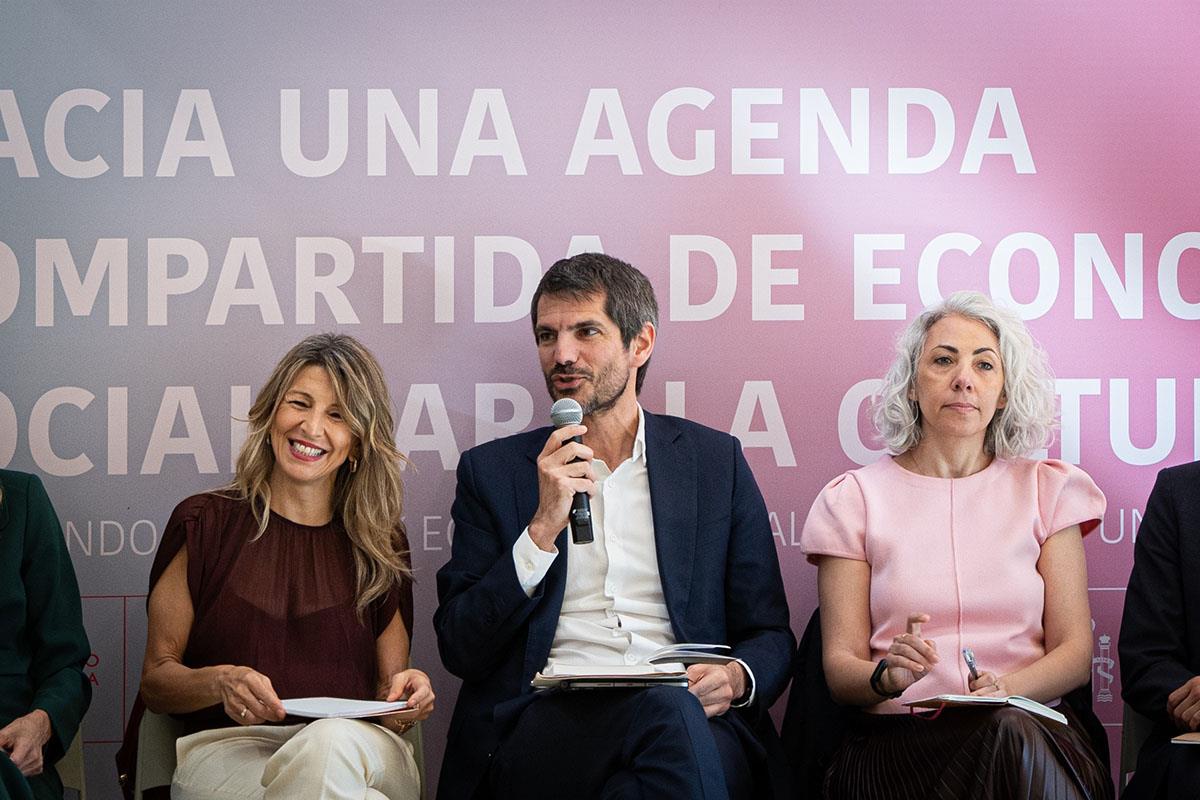 Ernest Urtasun y Yolanda Díaz en el encuentro con entidades culturales