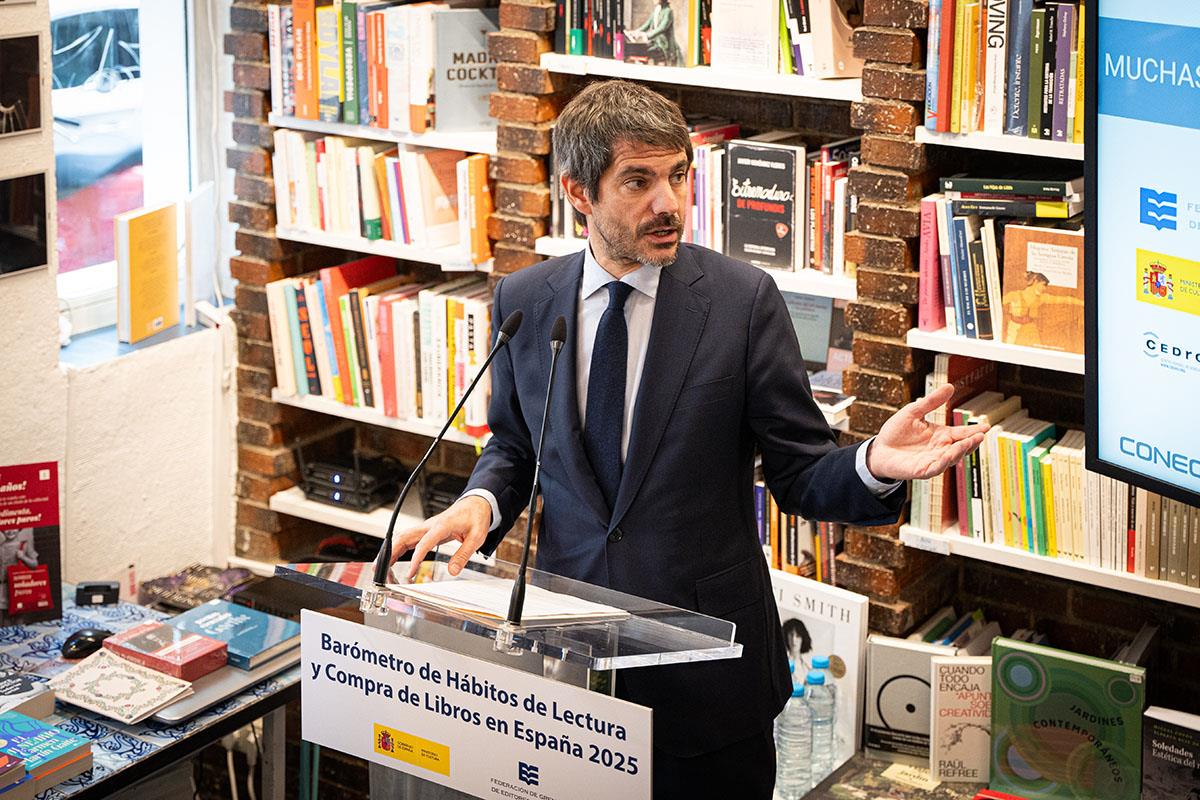 El ministro de Cultura, Ernest Urtasun, durante la presentación del 'Barómetro de Hábitos de Lectura y Compra de Libros