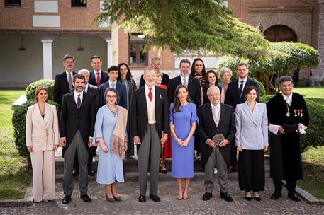 Los reyes Felipe VI y Letizia, el ministro de Cultura, Ernest Urtasun, y el galardonado, Gonzalo Celorio, junto a otros 