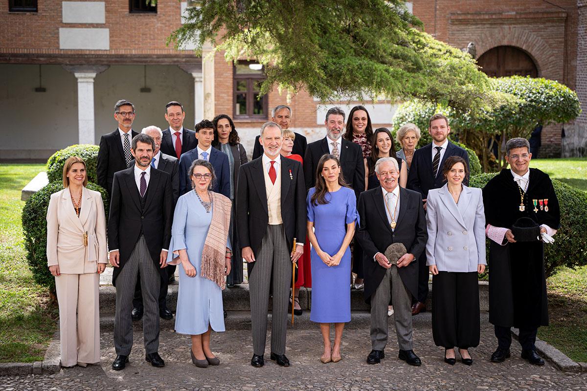 Los reyes Felipe VI y Letizia, el ministro de Cultura, Ernest Urtasun, y el galardonado, Gonzalo Celorio, junto a otros 