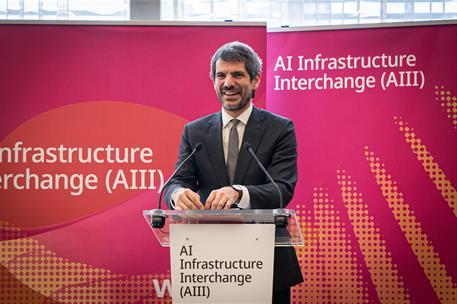 El ministro de Cultura, Ernest Urtasun, durante el encuentro celebrado en Ginebra 