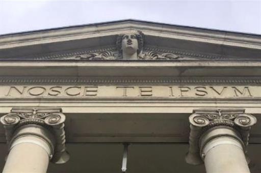 Frontón de la fachada de un museo