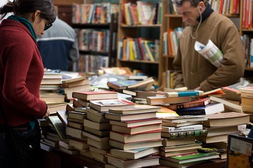 Lectores en una librería