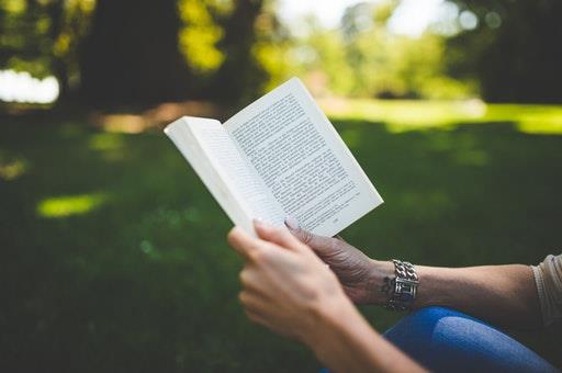 Mujer sosteniendo un libro abierto