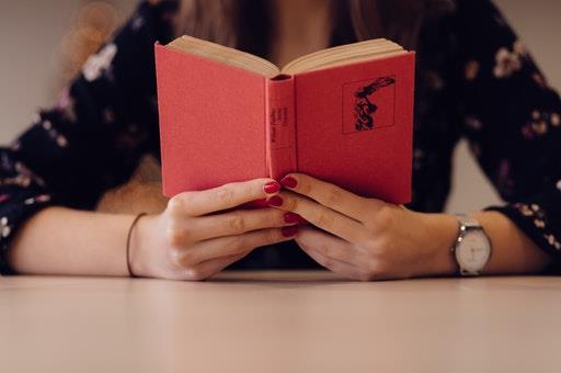 Mujer leyendo un libro