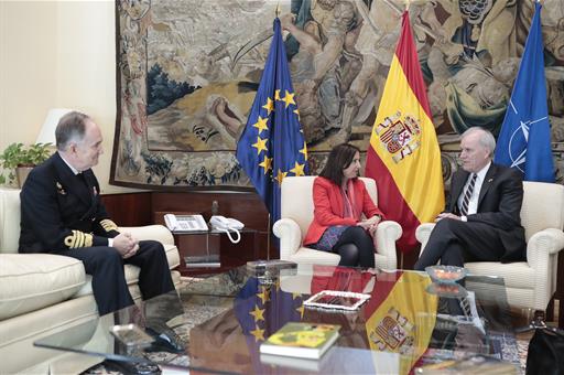 18/12/2018. La ministra de Defensa recibe el secretario de la Armada estaounidense. La ministra de Defensa recibe el secretario de la Armada...