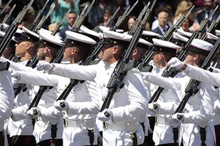 Un momento del desfile de las Fuerzas Armadas en Sevilla