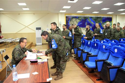 Militar ejerciendo su derecho al voto Militar ejerciendo su derecho al voto