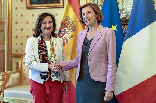 Margarita Robles y Florence Parly se saludan