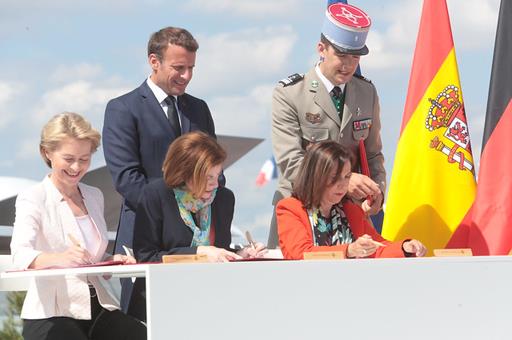 La ministra de Defensa, Robles, firmando junto a sus homólogas de Francia y Alemania, el Acuerdo Marco con Macron 