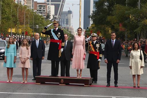 Los Reyes de España acompañados de sus hijas, presiden el desfile militar, junto a Pedro Sánchez y Margarita Robles
