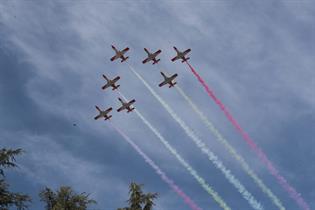 Desfile aéreo con motivo del desfile militar del 12 de octubre