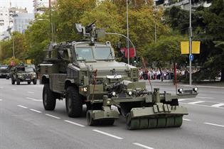 Paso de vehículos militares con motivo del desfile militar del 12 de octubre