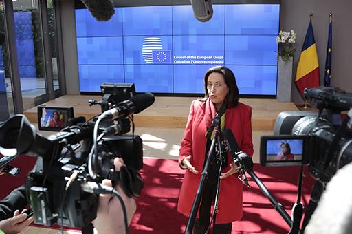 Margarita Robles atiende a los medios de comunicación