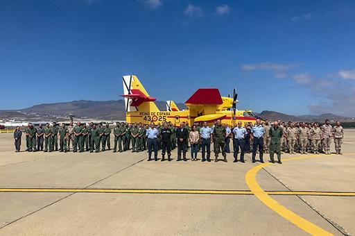 La ministra Margarita Robles y el personal del Ejército del Aire y la UME, en la base aérea de Gando