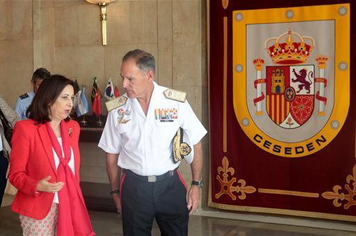 Margarita Robles visita el Centro Superior de Estudios de la Defensa Nacional