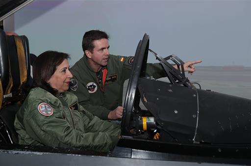 Margarita Robles junto a un instructor de vuelo