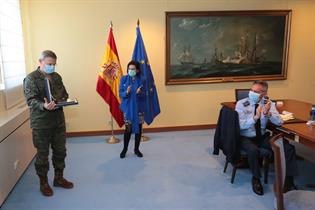 La ministra entrega una placa conmemorativa al comandante del Mando de Operaciones, el teniente general Fernando López del Pozo