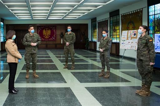 La ministra de Defensa Margarita Robles durante su visita al Mando de Artillería Antiaérea