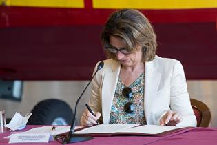 La vicepresidenta Ribera firmando el acuerdo