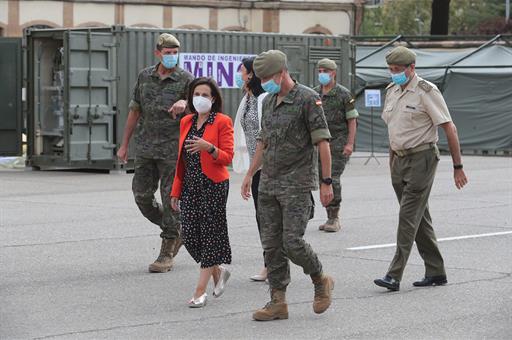 La ministra Margarita Robles durante la visita