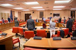 Un minuto de silencio por las víctimas del coronavirus en la comisión de Defensa del Congreso