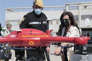 Margarita Robles observa un dron de la UME