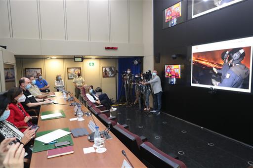 Videoconferencia de la ministra de Defensa y el personal de la UME desplegado en La Palma