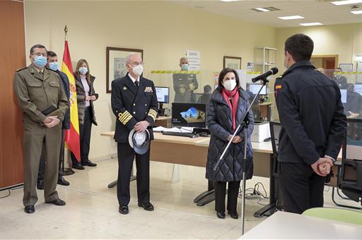 La ministra Robles durante su visita a la Sección de Vigilancia Epidemiológica de la Armada