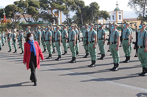 La ministra Robles durante la visita