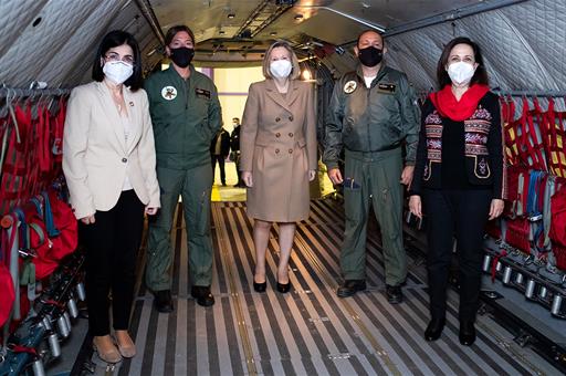 Las ministras de Defensa, Margarita Robles, y de Sanidad, Carolina Darias, en la Base Aérea de Getafe