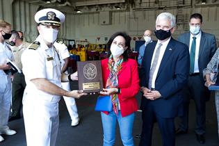La ministra de Defensa, Margarita Boles, recibe una placa conmemorativa de su visita a Rota