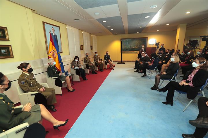 La ministra Robles durante el coloquio