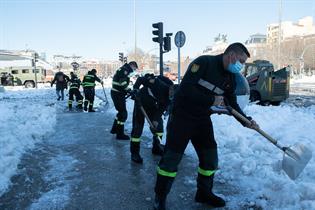 Militares despejando de nieve una calle