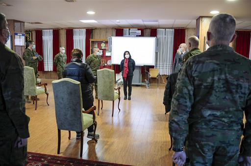 La ministra de Defensa, Margarita Robles, en la visita a la Base 'Príncipe' de la Brigada Paracaidista