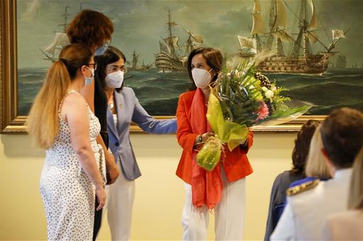 Las ministras Margarita Robles y Carolina Darias durante el acto de homenaje