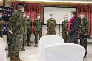 La ministra Robles durante su visita