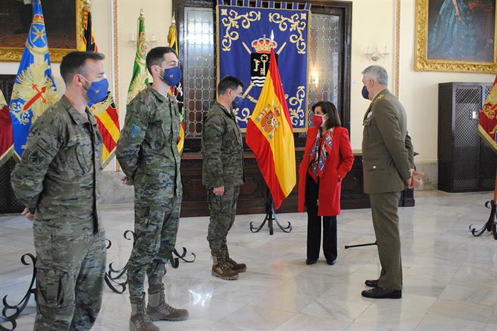La ministra Robles durante la visita La ministra Robles durante la visita